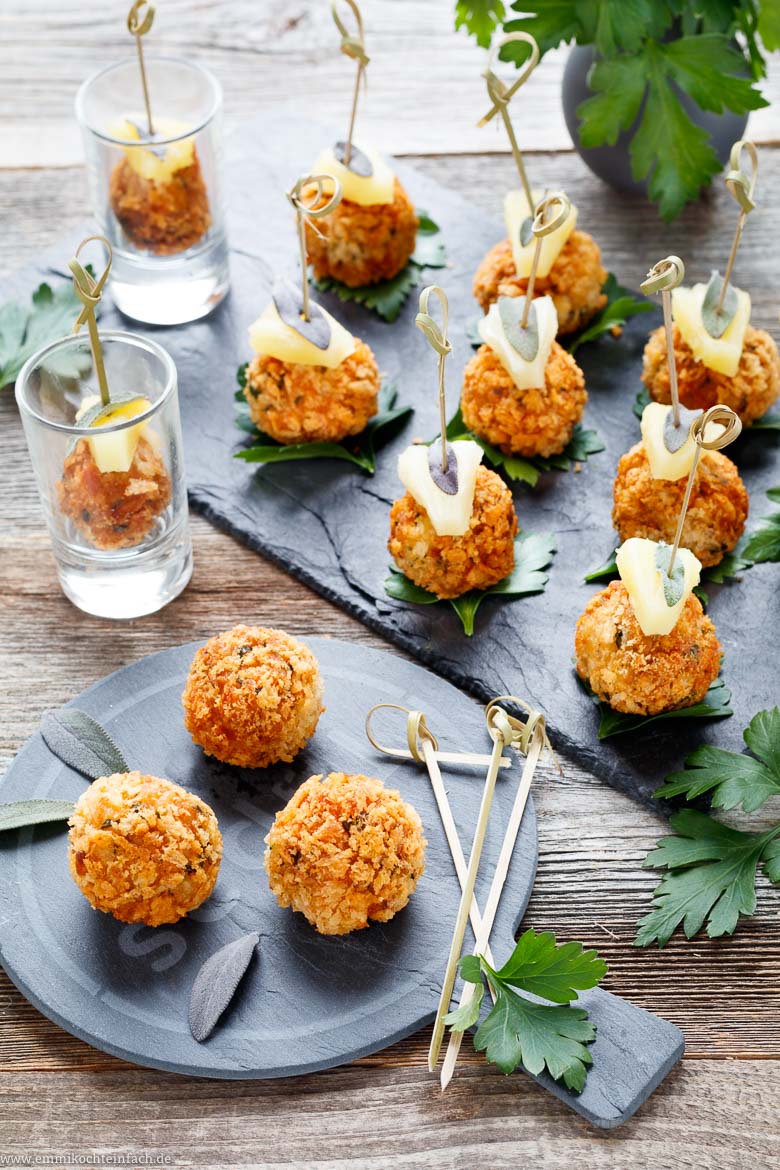 Curry Hähnchenbällchen mit Ananas und Salbei - www.emmikochteinfach.de