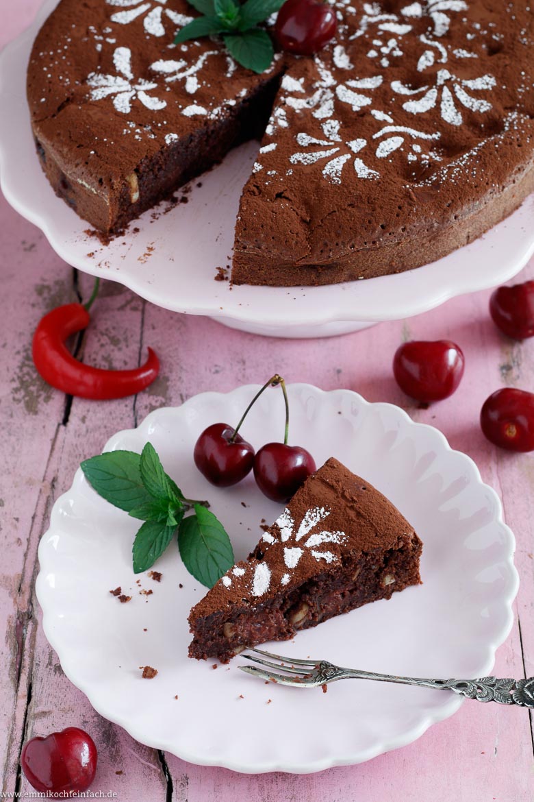 Schokoladenkuchen mit Kirschen und Chili - www.emmikochteinfach.de